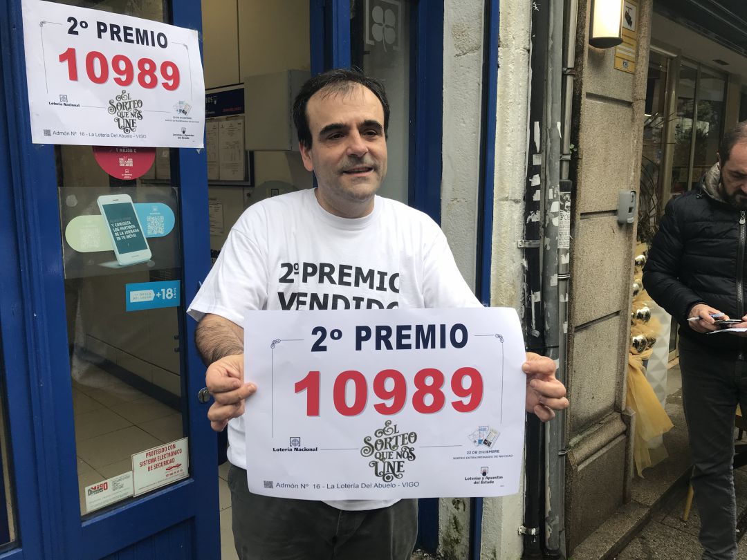 Santiago Gómez, feliz con el 2º premio que ha repartido en Vigo Santiago Gómez, feliz con el 2º premio que ha repartido en Vigo