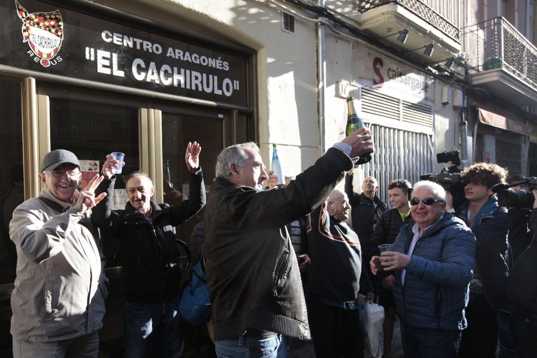 Un grupo de personas celebran haber sido agraciados con el número 26590 el Gordo de Navidad, que ha sido vendido, entre otros lugares, en el Centro Aragonés Cachirulo de Reus (Tarragona) Un grupo de personas celebran haber sido agraciados con el número 26590 el Gordo de Navidad, que ha sido vendido, entre otros lugares, en el Centro Aragonés Cachirulo de Reus (Tarragona)