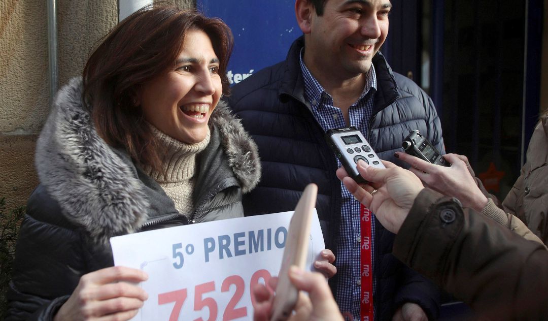Carlos y Sara, propietarios de la administración de Lotería situada en la calle de El Collado de Soria, celebran haber vendido íntegramente el 75206, el primer quinto premio del Sorteo de Lotería de Navidad Carlos y Sara, propietarios de la administración de Lotería situada en la calle de El Collado de Soria, celebran haber vendido íntegramente el 75206, el primer quinto premio del Sorteo de Lotería de Navidad