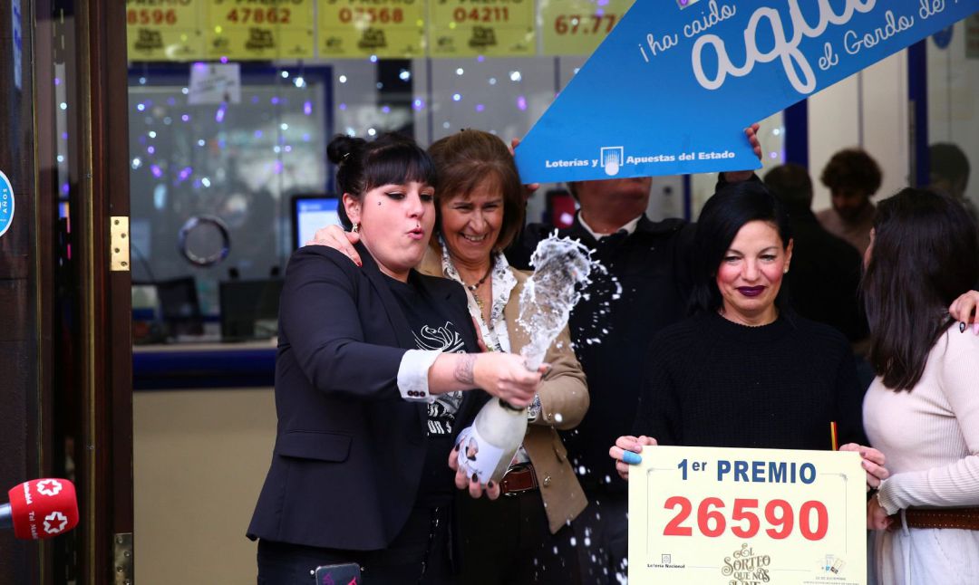Tres mujeres celebran en la puerta de la administración de Doña Manolita, en Madrid, el premio Gordo de la Lotería de Navidad Tres mujeres celebran en la puerta de la administración de Doña Manolita, en Madrid, el premio Gordo de la Lotería de Navidad