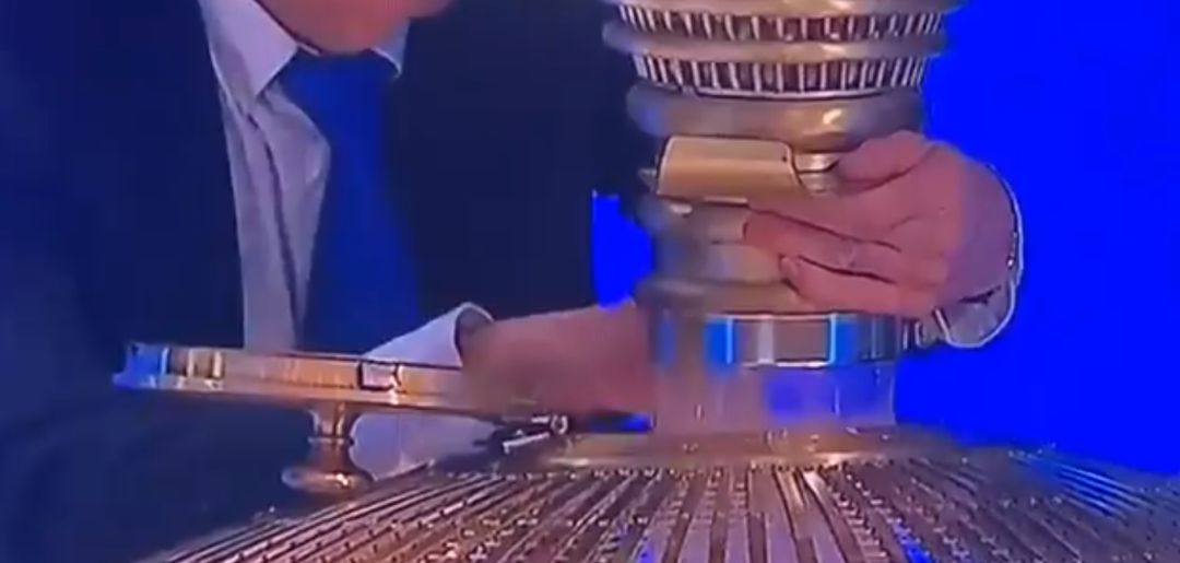 El momento en el que el operario mete una bola en el bombo El momento en el que el operario mete una bola en el bombo