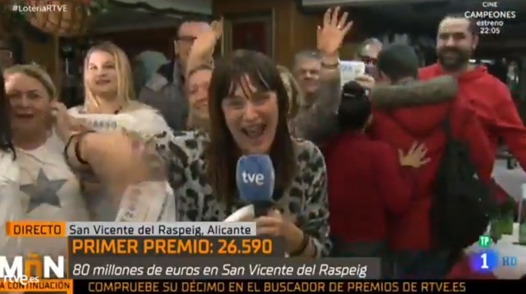 Momento en el que la reportera de La 1 celebra que le ha tocado el Gordo Momento en el que la reportera de La 1 celebra que le ha tocado el Gordo