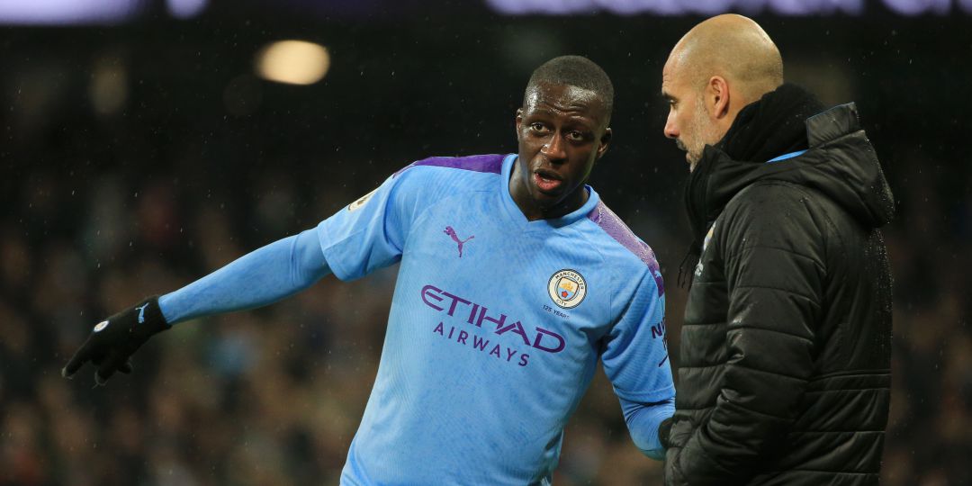 pep Guardiola da instrucciones durante un partido a Mendy pep Guardiola da instrucciones durante un partido a Mendy
