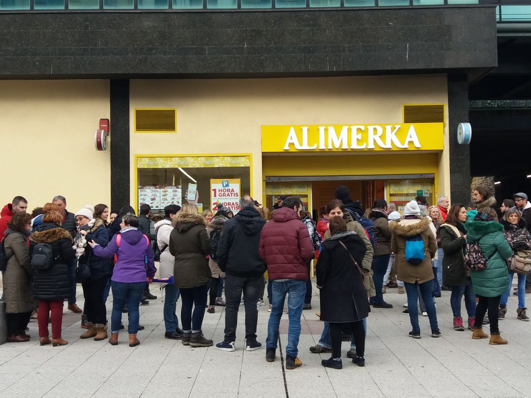Trabajadores concentrados ante el Alimerka de la avenida de Santander, en Oviedo. Trabajadores concentrados ante el Alimerka de la avenida de Santander, en Oviedo.