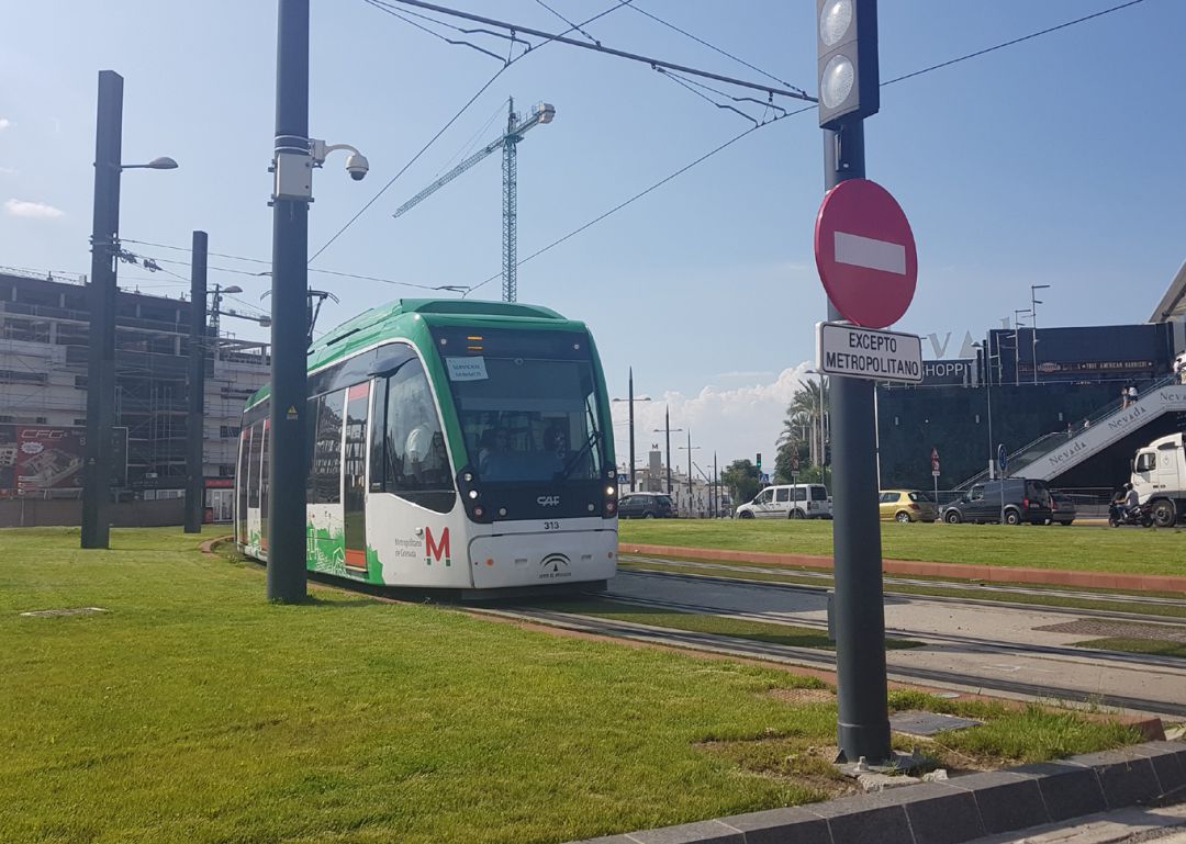 El metro de Granada a la altura de Armilla, junto a la parada Sierra Nevada El metro de Granada a la altura de Armilla, junto a la parada Sierra Nevada