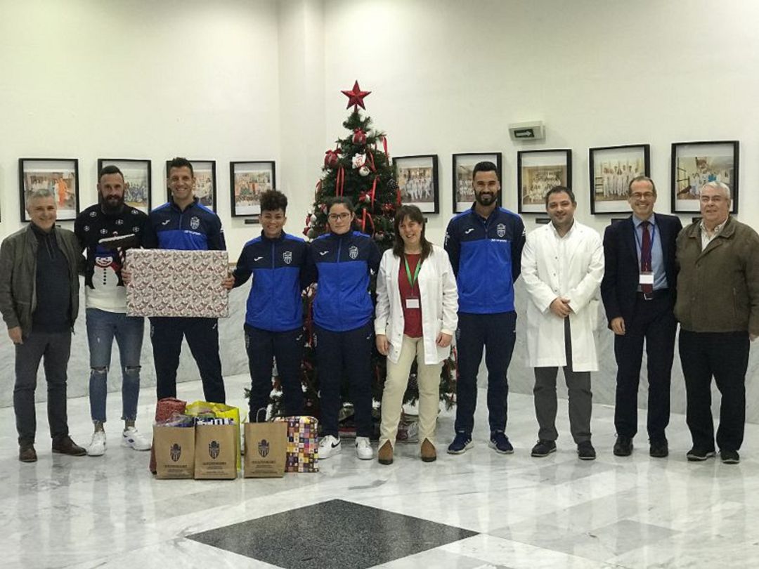 El Atlético Baleares visita a los más pequeños en Son Llátzer El Atlético Baleares visita a los más pequeños en Son Llátzer
