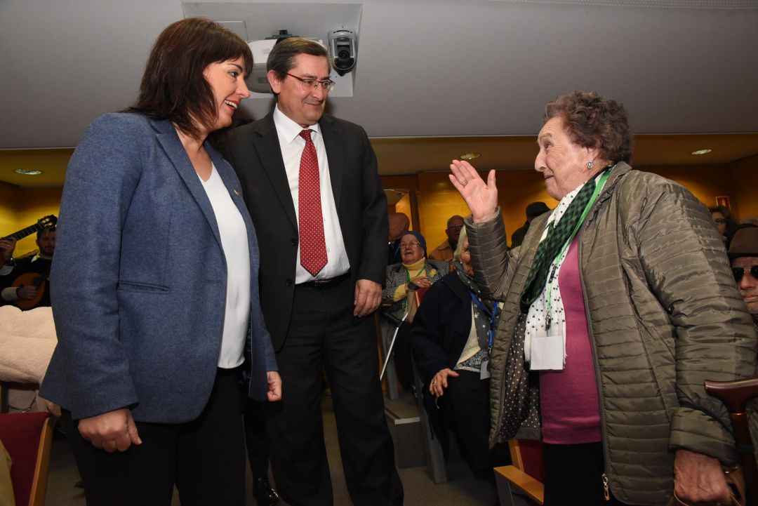 El presidente de la diputación, José Entrena, y Olvido de la Rosa, diputada de bienestar social reciben a los mayores que participan en el programa de convivencia de Diputación El presidente de la diputación, José Entrena, y Olvido de la Rosa, diputada de bienestar social reciben a los mayores que participan en el programa de convivencia de Diputación