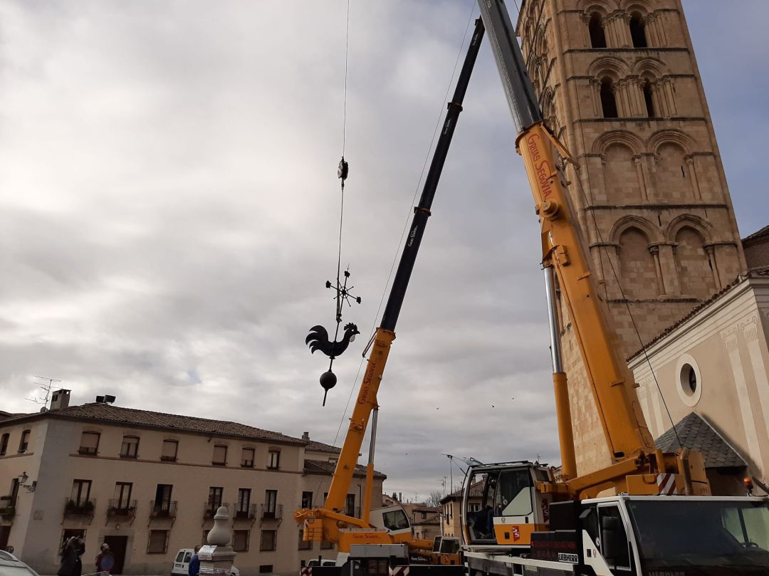 Retiran la veleta de la iglesia de San Esteban Retiran la veleta de la iglesia de San Esteban
