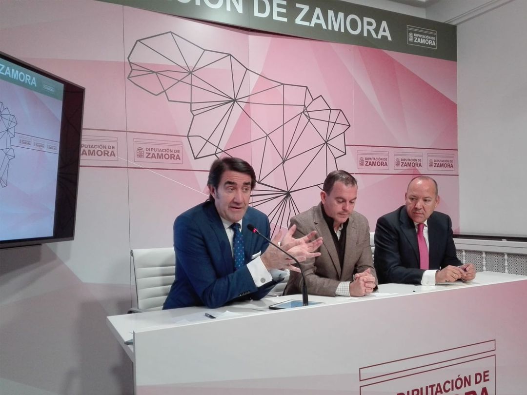 Juan Carlos Suárez Quiñones, Franciso Requejo y José María Barrios en la comparecencia posterior al encuentro Juan Carlos Suárez Quiñones, Franciso Requejo y José María Barrios en la comparecencia posterior al encuentro