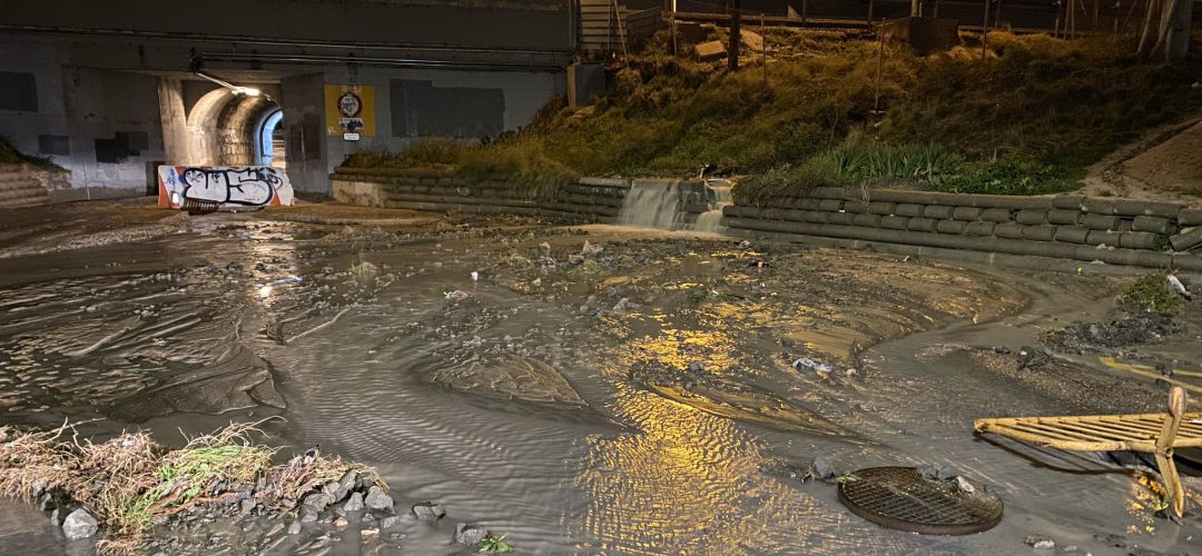 Los desagües de la A-4 llenan de agua y barro el camino de San Antón de Pinto y complican la circulación en la localidad Los desagües de la A-4 llenan de agua y barro el camino de San Antón de Pinto y complican la circulación en la localidad