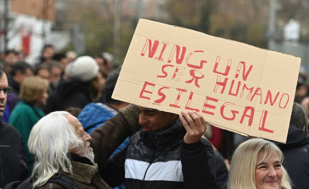 Vista de la concentración convocada por los vecinos del barrio madrileño de Hortaleza a favor de la "convivencia" tras los sucesos relacionados con el centro de menores extranjeros ubicado en este distrito madrileño Vista de la concentración convocada por los vecinos del barrio madrileño de Hortaleza a favor de la "convivencia" tras los sucesos relacionados con el centro de menores extranjeros ubicado en este distrito madrileño