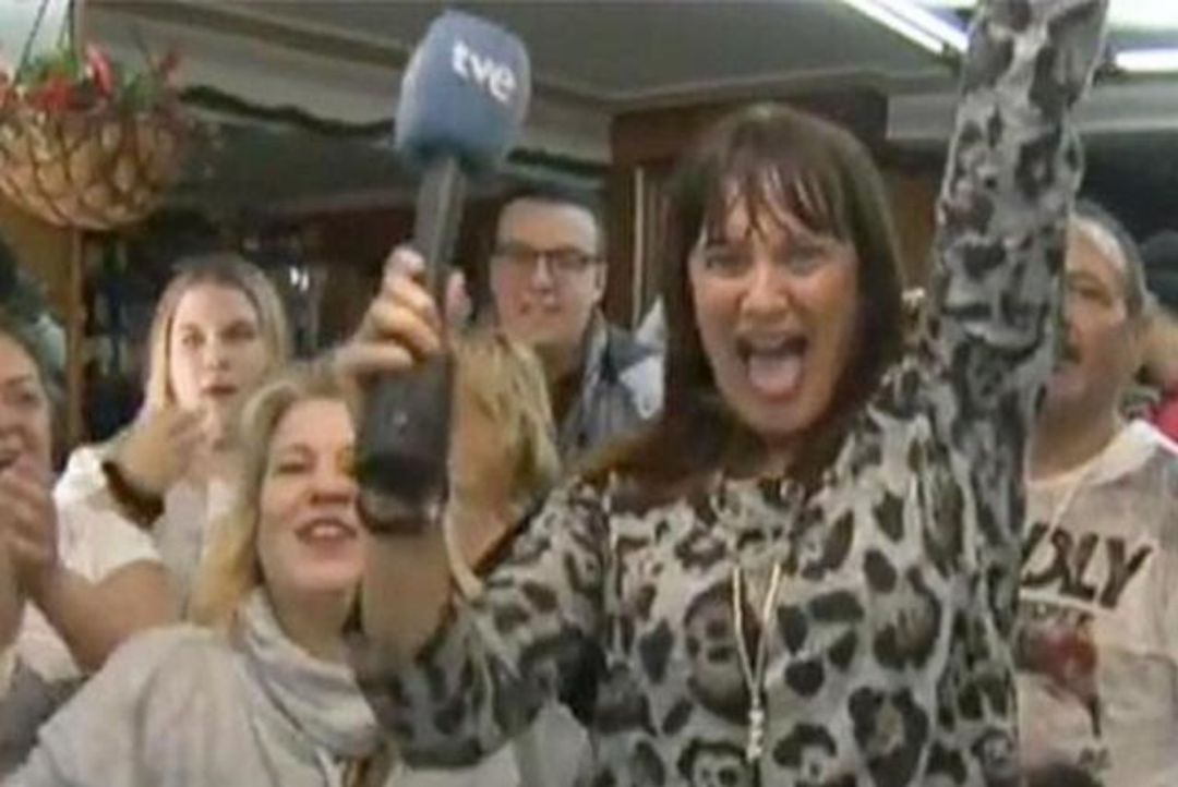 Lotería de Navidad: "Que quede claro, jamás lo haré": la explicación de la reportera de TVE que celebró el Gordo en directo y no le tocó Lotería de Navidad: "Que quede claro, jamás lo haré": la explicación de la reportera de TVE que celebró el Gordo en directo y no le tocó