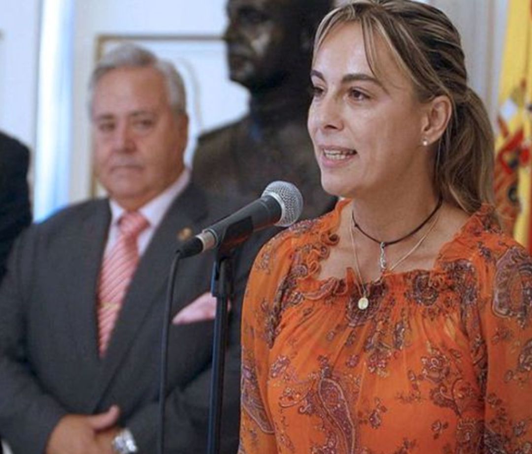 Luis Díaz Alperi, en segundo plano y Sonia Castedo Luis Díaz Alperi, en segundo plano y Sonia Castedo