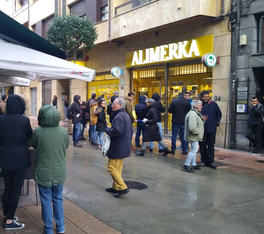 Los ciudadanos se sienten afectados por la huelga de supermercados pero respetan el derecho de los trabajadores a secundarla Los ciudadanos se sienten afectados por la huelga de supermercados pero respetan el derecho de los trabajadores a secundarla