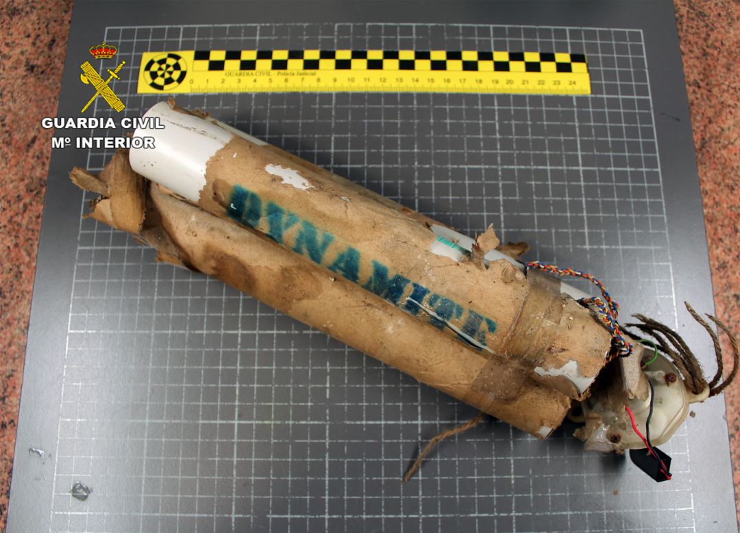 La Guardia Civil retira un artefacto explosivo simulado en una mina en Cartagena La Guardia Civil retira un artefacto explosivo simulado en una mina en Cartagena