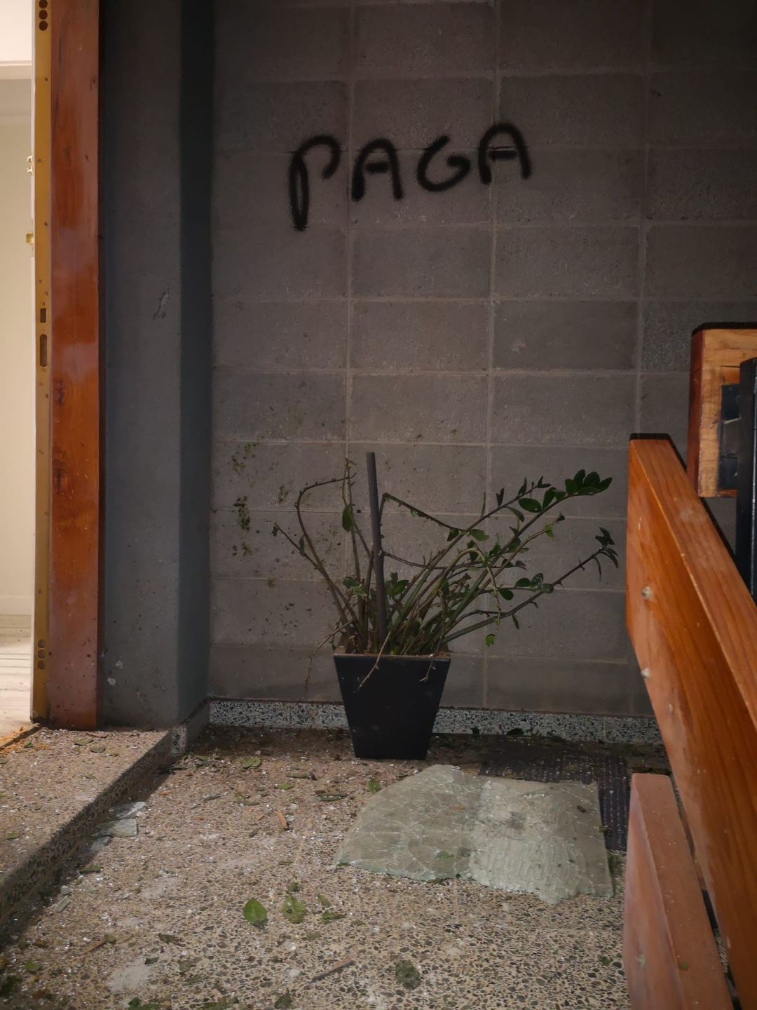 Lugar en donde se colocó el artefacto explosivo de fabricación casera. Lugar en donde se colocó el artefacto explosivo de fabricación casera.