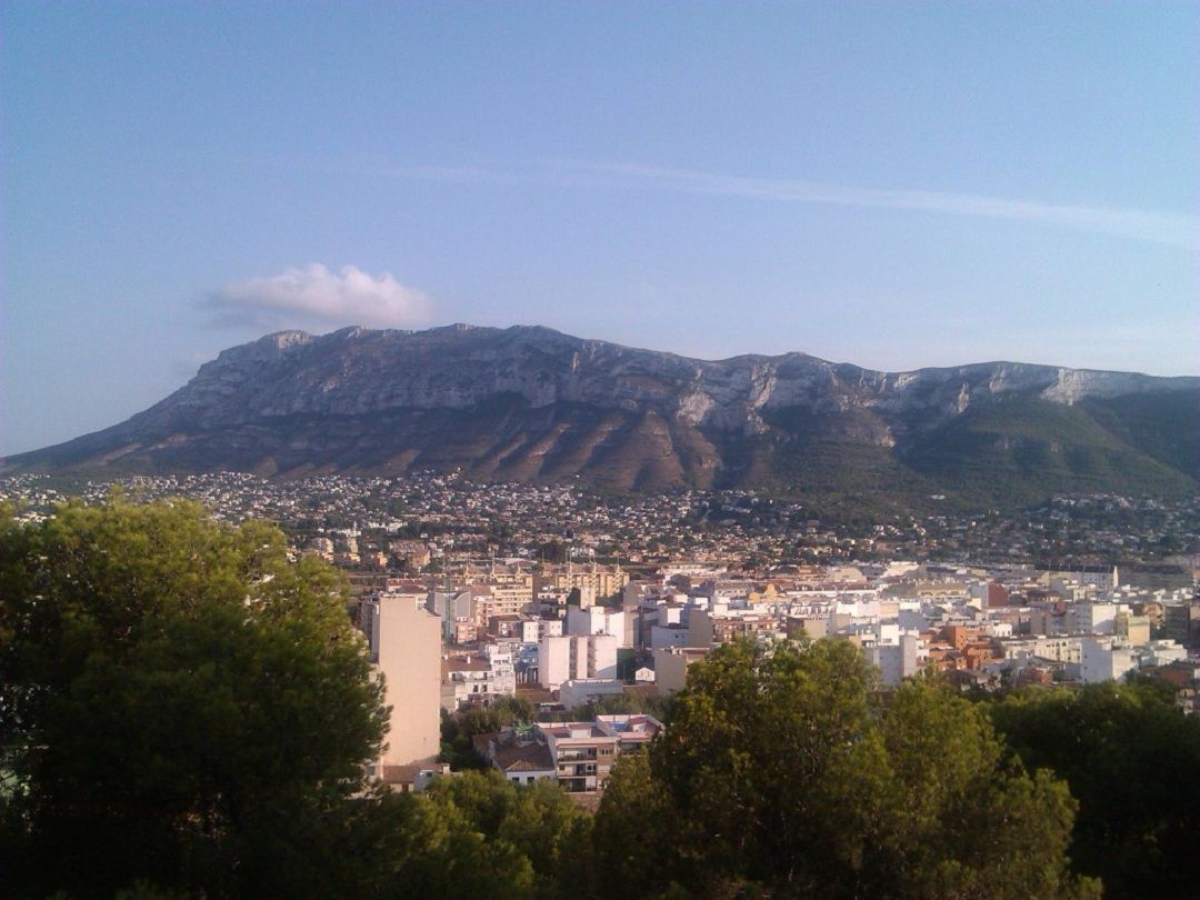 El Montgó desde el Castillo. El Montgó desde el Castillo.