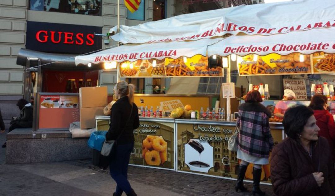 Imagen de archivo de un puesto de buñuelos y churros de València Imagen de archivo de un puesto de buñuelos y churros de València