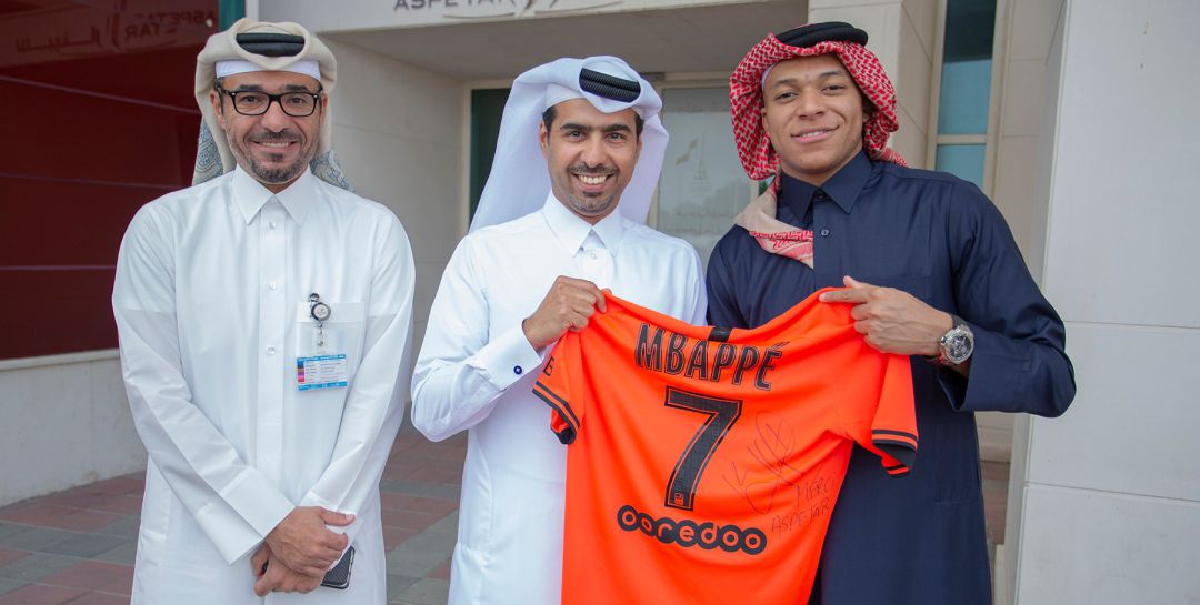 Mbappé, junto a los dueños de la Clínica Aspetar en Doha Mbappé, junto a los dueños de la Clínica Aspetar en Doha