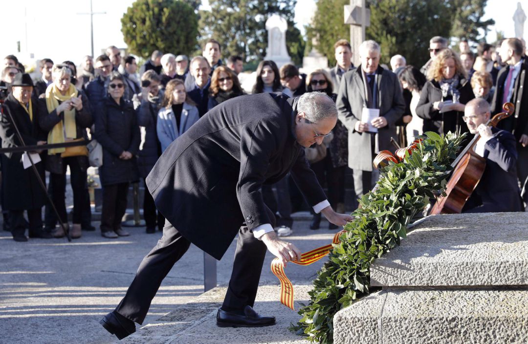 El presidente de la Generalitat, Quim Torra, realiza una ofrenda floral en la tumba de Francesc Macià durante el tradicional acto de homenaje al expresidente de la Generalitat, Francesc Macià. El presidente de la Generalitat, Quim Torra, realiza una ofrenda floral en la tumba de Francesc Macià durante el tradicional acto de homenaje al expresidente de la Generalitat, Francesc Macià.