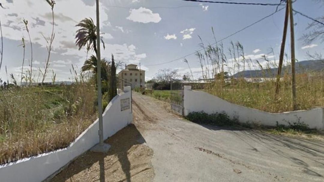 Dejan artefacto simulado en la puerta del centro de menores no acompañados de Alhama de Murcia Dejan artefacto simulado en la puerta del centro de menores no acompañados de Alhama de Murcia