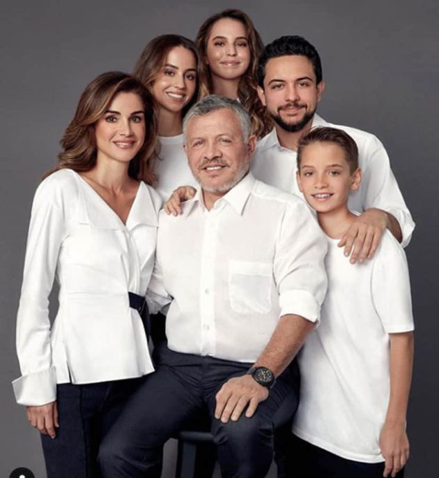 Abdalá, Rania y sus cuatro hijos, todos vestidos de blanco para felicitar la Navidad. Abdalá, Rania y sus cuatro hijos, todos vestidos de blanco para felicitar la Navidad.