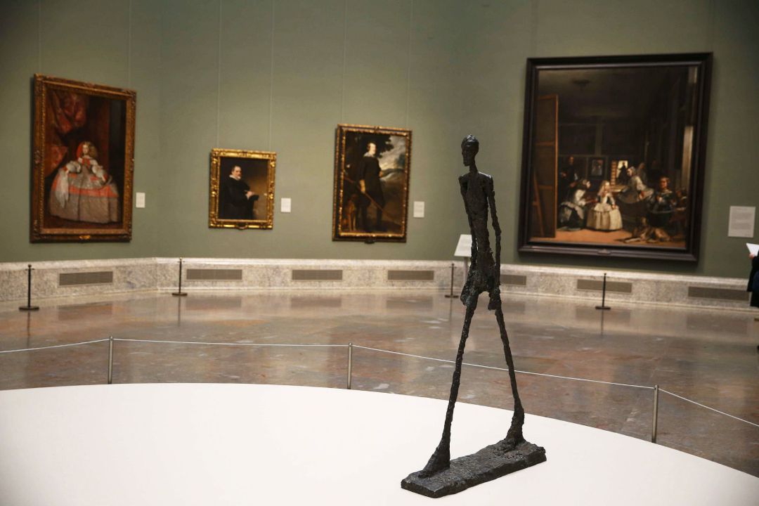 "Hombre que camina II" 1960, de Alberto Giacometti, en la sala de Las Meninas de Velázquez del Museo del Prado, una de las piezas de la exposición "Alberto Giacometti en el Museo del Prado", el 1 de abril "Hombre que camina II" 1960, de Alberto Giacometti, en la sala de Las Meninas de Velázquez del Museo del Prado, una de las piezas de la exposición "Alberto Giacometti en el Museo del Prado", el 1 de abril