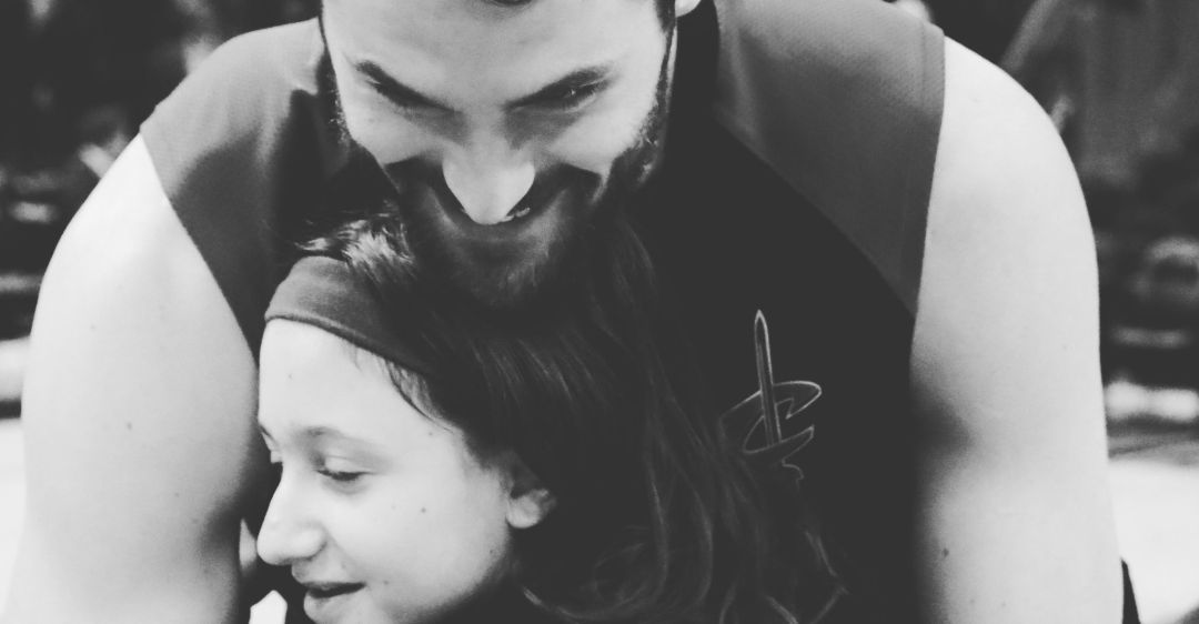 Kevin Love abraza a la niña durante su encuentro hace meses Kevin Love abraza a la niña durante su encuentro hace meses