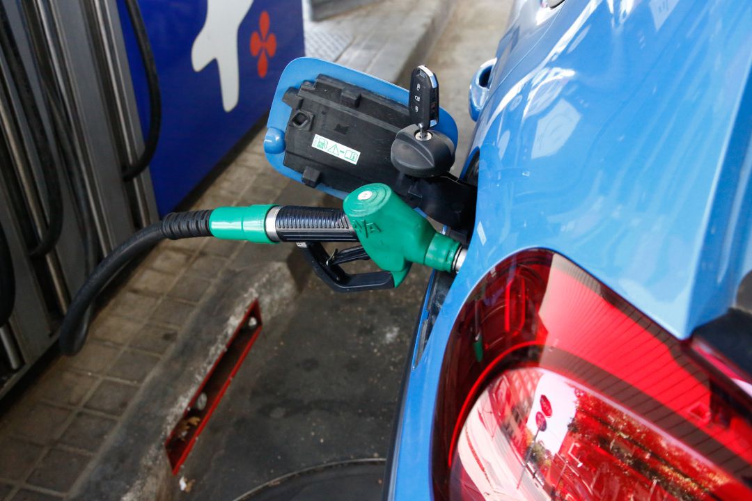 Un coche repostando gasolina en una gasolinera de Madrid. Un coche repostando gasolina en una gasolinera de Madrid.