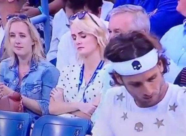 La aficionada durante el partido.