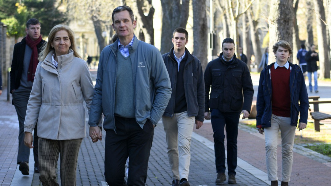 Iñaki Urdangarin pasea con su familia por Vitoria durante su permiso penitenciario