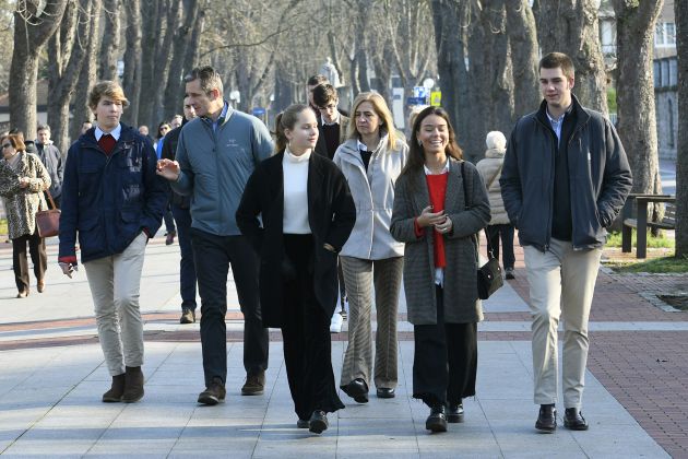La familia Urdangarin pasean por las calles de Vitoria en el primer permiso penitenciario de Iñaki Urdangarin. La familia Urdangarin pasean por las calles de Vitoria en el primer permiso penitenciario de Iñaki Urdangarin.
