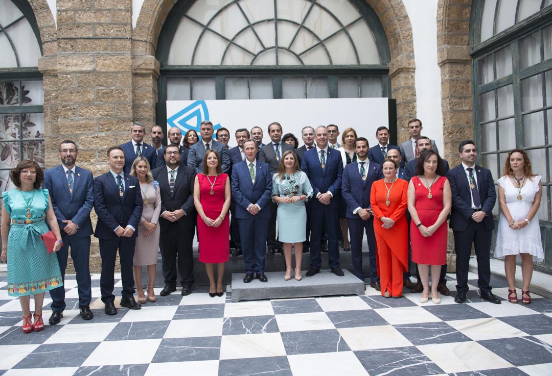 Irene García, en el medio, junto a la corporación provincial de este mandato. Irene García, en el medio, junto a la corporación provincial de este mandato.