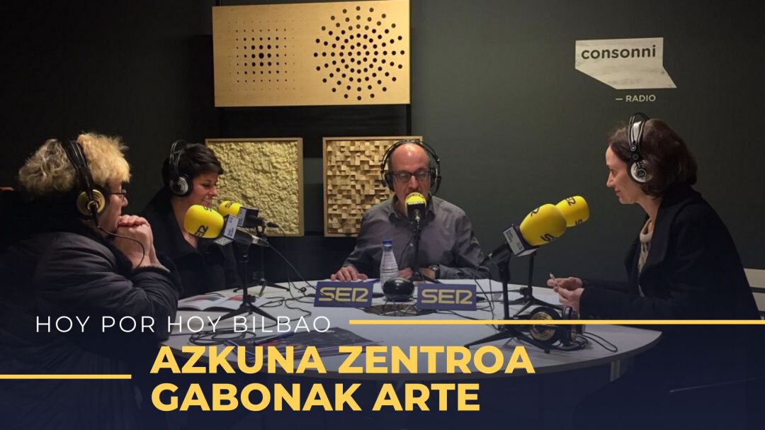 El presentador del programa, Juan Carlos Otaola, junto con Rakel González, responsable de programación de Azkuna Zentroa (d); Alasne Martín, responsable de Mediateka (i) y Ainara Bilbao, Técnico de programación de Azkuna Zentroa (2i) El presentador del programa, Juan Carlos Otaola, junto con Rakel González, responsable de programación de Azkuna Zentroa (d); Alasne Martín, responsable de Mediateka (i) y Ainara Bilbao, Técnico de programación de Azkuna Zentroa (2i)
