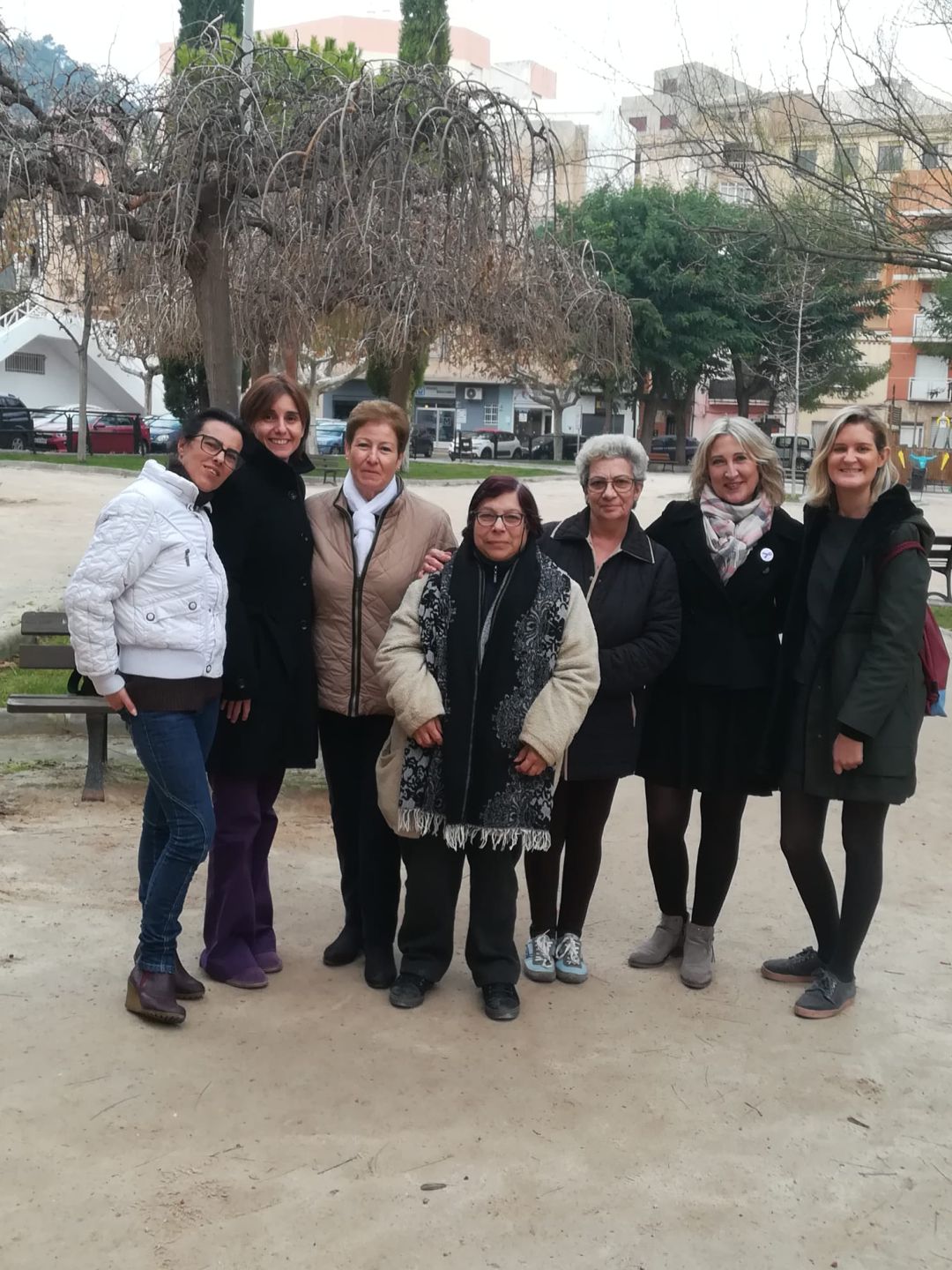 Algunas de las mujeres que se han formado junto a la concejala de Igualdad del Ayuntamiento de l’Alcora, Tica Pons, la coordinadora del área social de la Fundación Isonomia, Mª José Ortí, y la agente de igualdad de la capital de l’Alcalatén, Lucía Romaní. Algunas de las mujeres que se han formado junto a la concejala de Igualdad del Ayuntamiento de l’Alcora, Tica Pons, la coordinadora del área social de la Fundación Isonomia, Mª José Ortí, y la agente de igualdad de la capital de l’Alcalatén, Lucía Romaní.