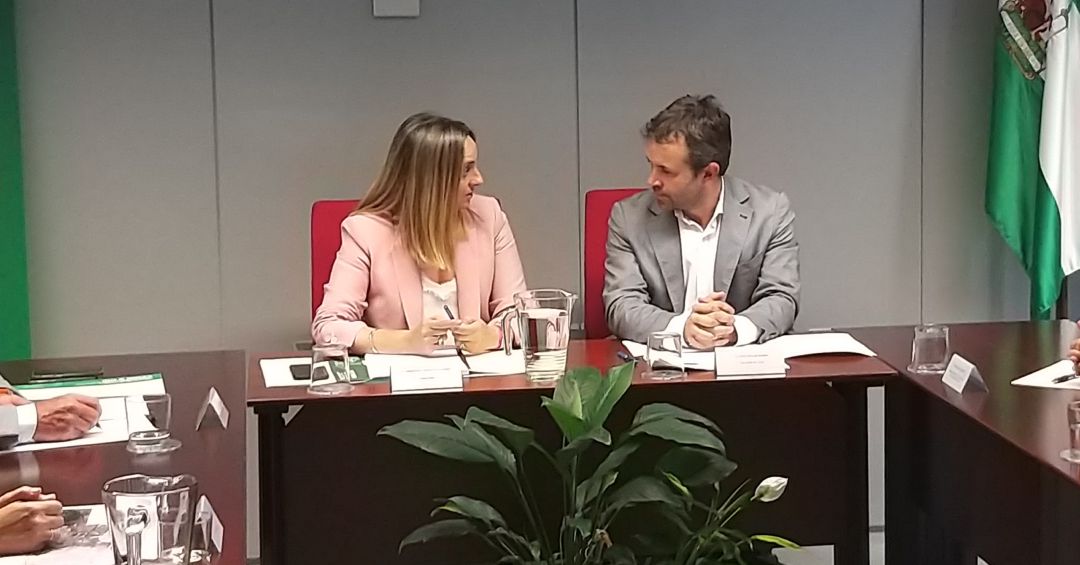 La consejera de Fomento, Marifrán Carazo, con Julio Millán, alcalde de Jaén. La consejera de Fomento, Marifrán Carazo, con Julio Millán, alcalde de Jaén.