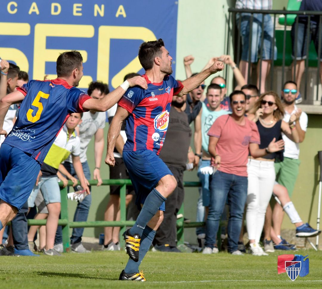 Domingo celebra uno de los goles del histórico partido del último ascenso a Segunda B frente al Atlético Malagueño en La Albuera Domingo celebra uno de los goles del histórico partido del último ascenso a Segunda B frente al Atlético Malagueño en La Albuera