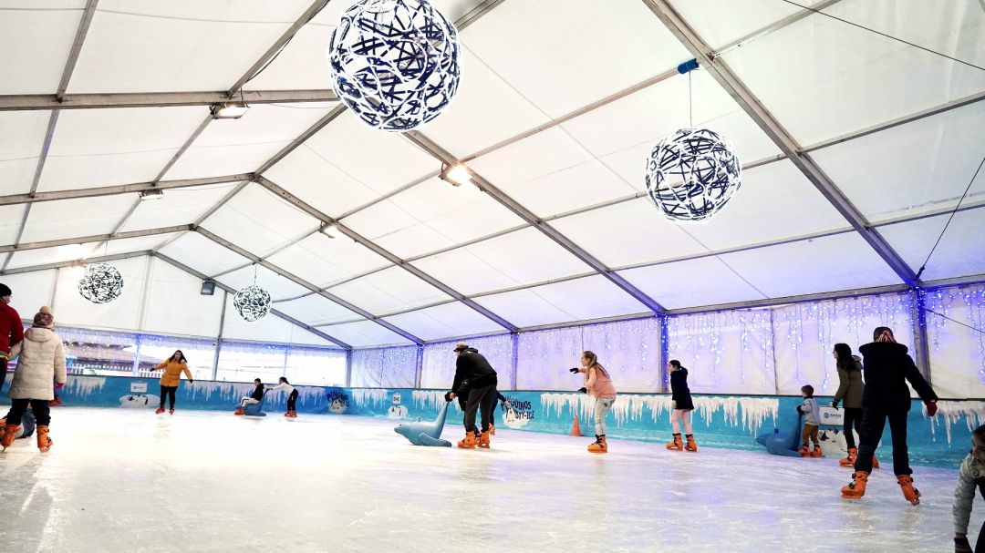 Pista de hielo ubicada en el centro Comercial AireSur Pista de hielo ubicada en el centro Comercial AireSur