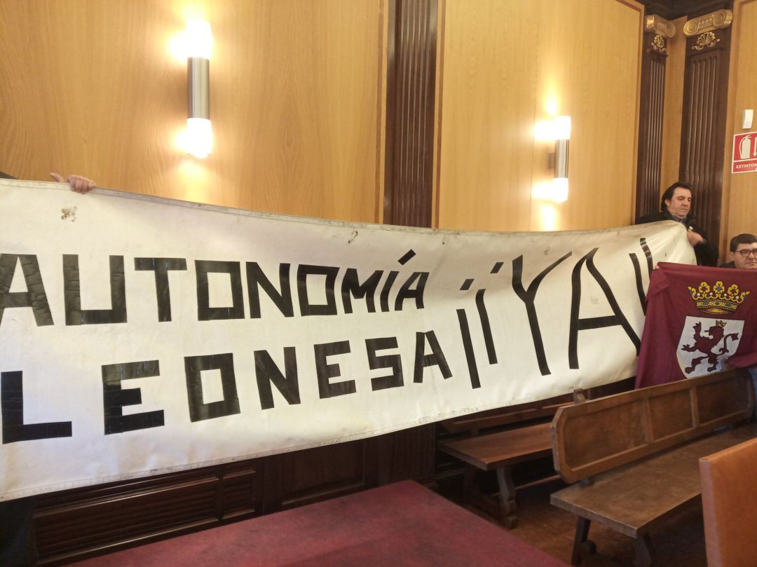 Pancarta desplegada e el pleno del Ayuntamiento de León en favor de la autonomía de la región leonesa. Pancarta desplegada e el pleno del Ayuntamiento de León en favor de la autonomía de la región leonesa.