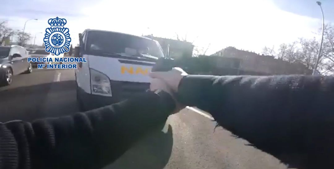 Imagen de un agente de Policía Nacional empuñando su arma para detener a un ladrón de una furgoneta tras una persecución de 45 minutos. Imagen de un agente de Policía Nacional empuñando su arma para detener a un ladrón de una furgoneta tras una persecución de 45 minutos.
