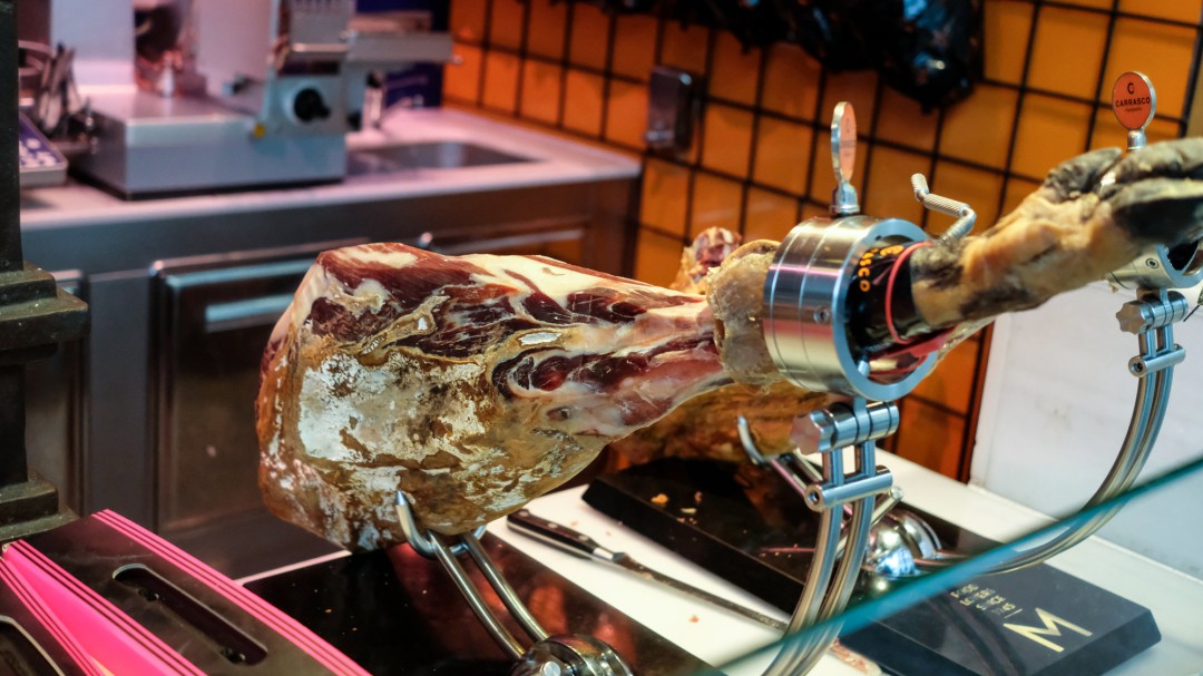 Dos investigados por envasar jamón sin control sanitario en un garaje