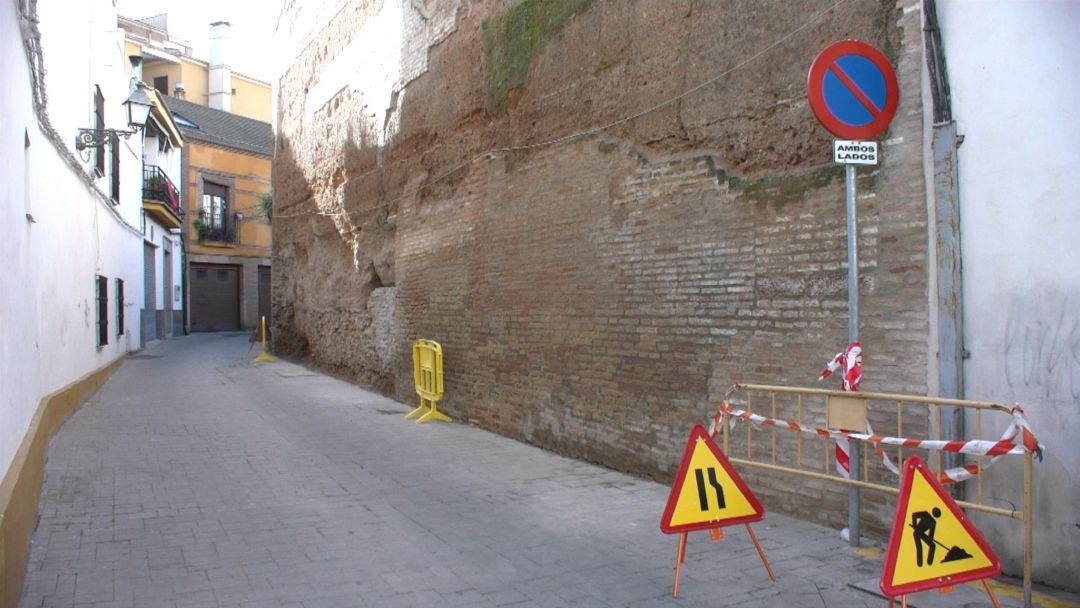 Muralla almohade en la calle Luis Vives Muralla almohade en la calle Luis Vives