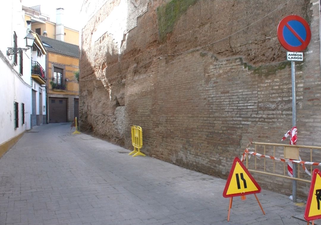 Expectación ante las labores de consolidación del lienzo de la muralla almohade en la Silera