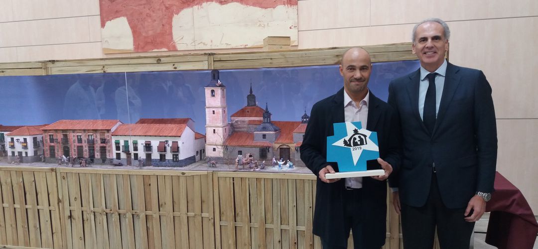 El consejero de Sanidad entregando el galardón del certamen de belenes El consejero de Sanidad entregando el galardón del certamen de belenes