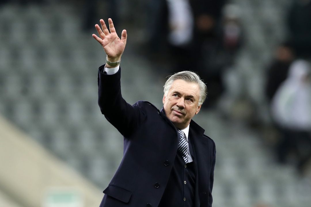 Carlo Ancelotti saluda a los aficionados. Carlo Ancelotti saluda a los aficionados.
