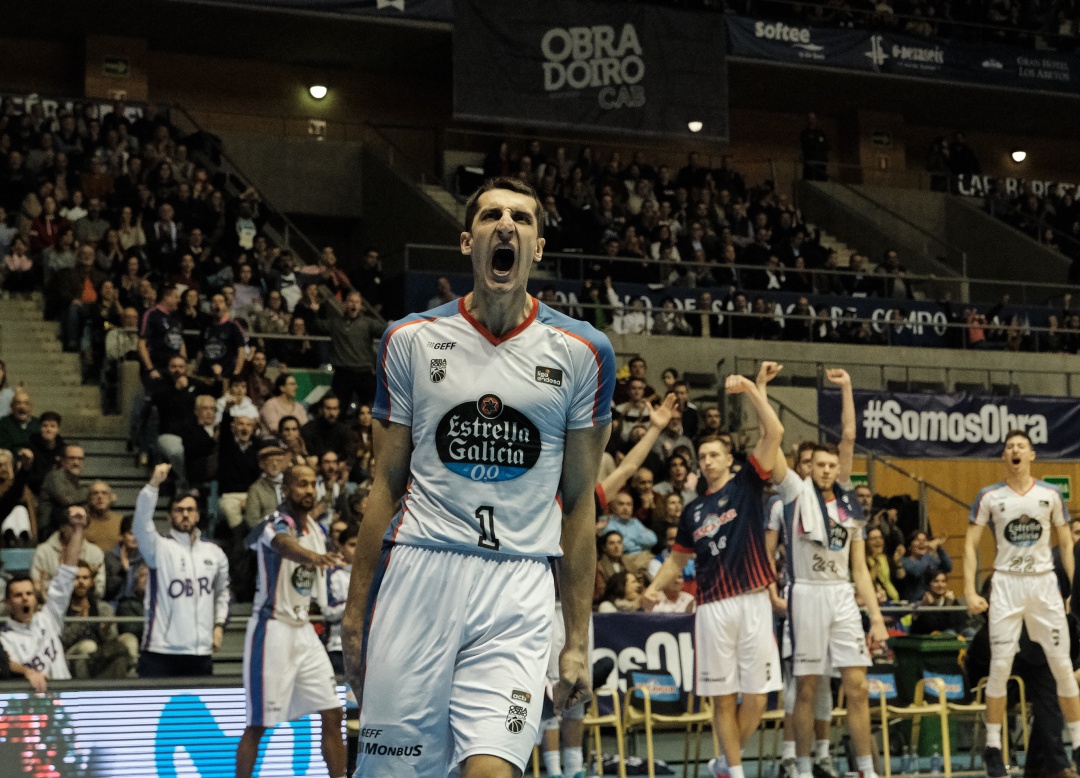 Dejan Kravic, con sus compañeros de fondo, celebra un mate tras pase de espaldas de Pozas Dejan Kravic, con sus compañeros de fondo, celebra un mate tras pase de espaldas de Pozas