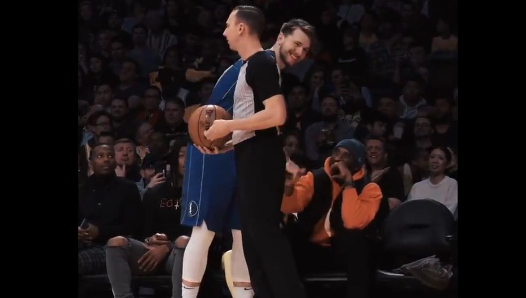 Luka Doncic saluda a Bryant en pleno partido entre los Lakers y los Mavericks. Luka Doncic saluda a Bryant en pleno partido entre los Lakers y los Mavericks.