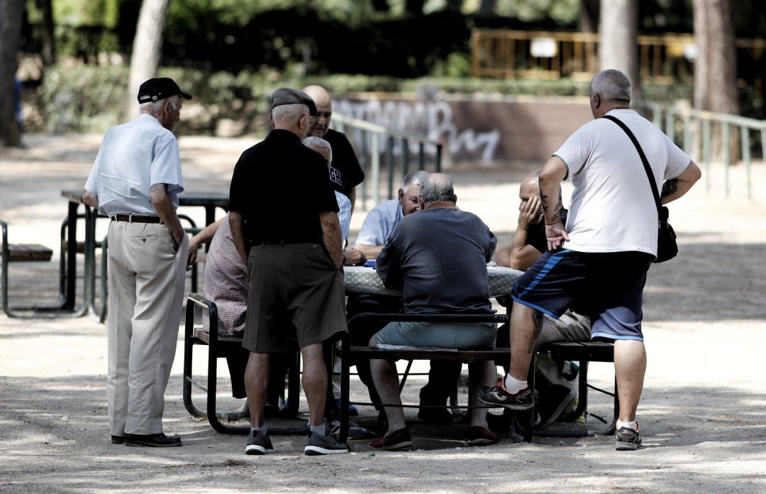 Varios pensionistas juegan al dominó en un parque de Madrid. Varios pensionistas juegan al dominó en un parque de Madrid.