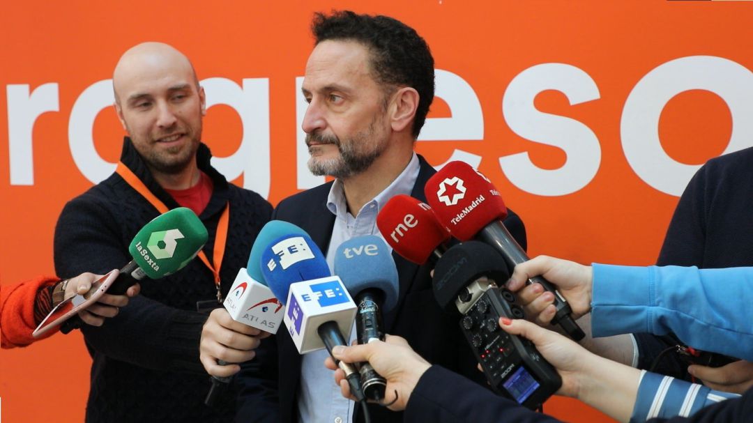 El portavoz adjunto del Grupo Parlamentario Ciudadanos (GPCs), Edmundo Bal, hace declaraciones a los periodistas.
El portavoz adjunto del Grupo Parlamentario Ciudadanos (GPCs), Edmundo Bal, hace declaraciones a los periodistas.