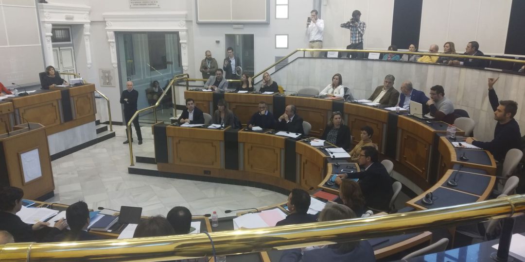Momento en el que Gerard Fullana, de Compromís, se abstiene en la votación de presupuestos Momento en el que Gerard Fullana, de Compromís, se abstiene en la votación de presupuestos